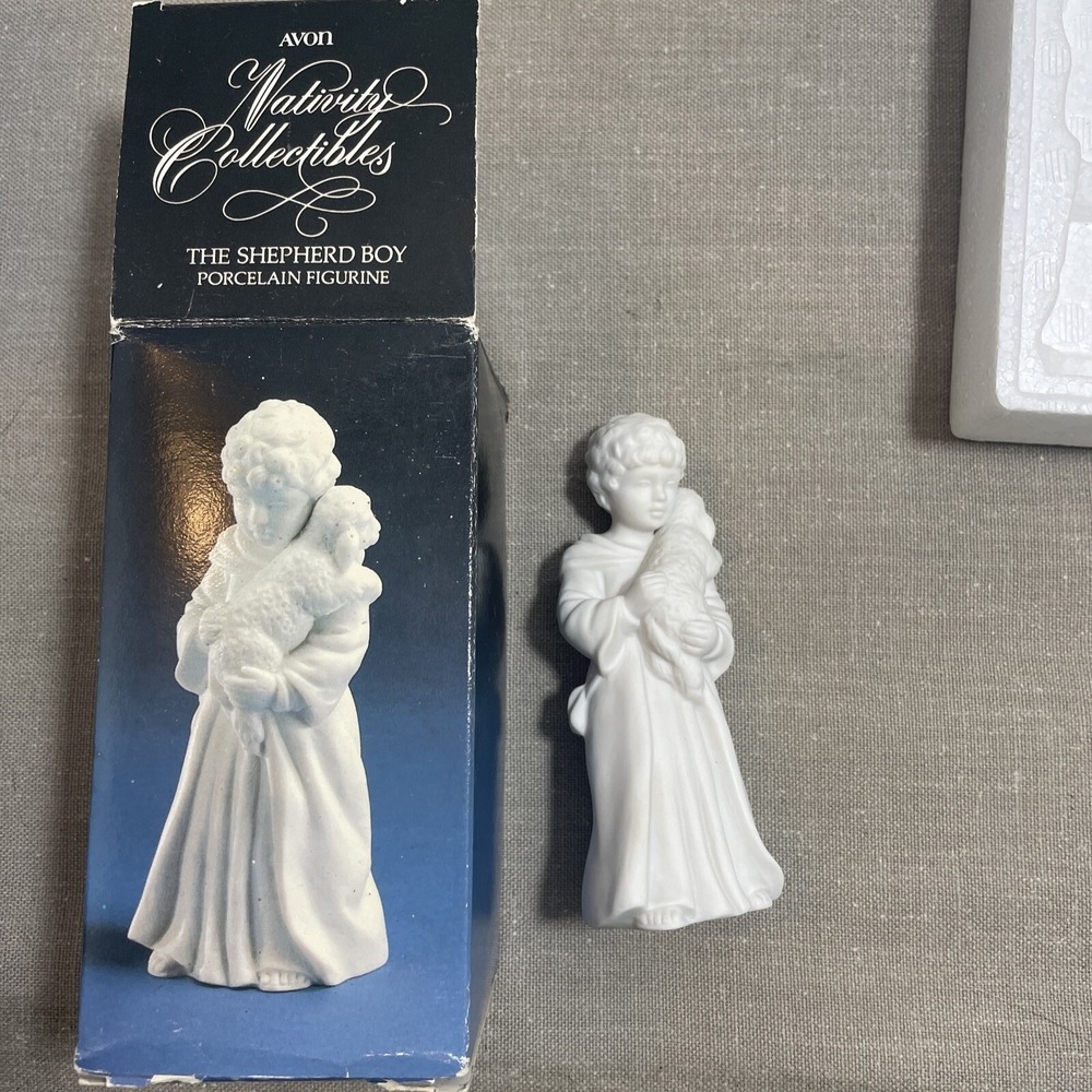 THE SHEPHERD BOY Avon Nativity White Bisque Porcelain Figurine 1983 Original Box